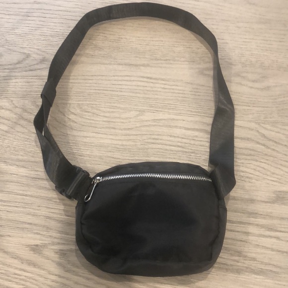 Everest Sleek Everyday Belt Bag - Picture 2 of 4